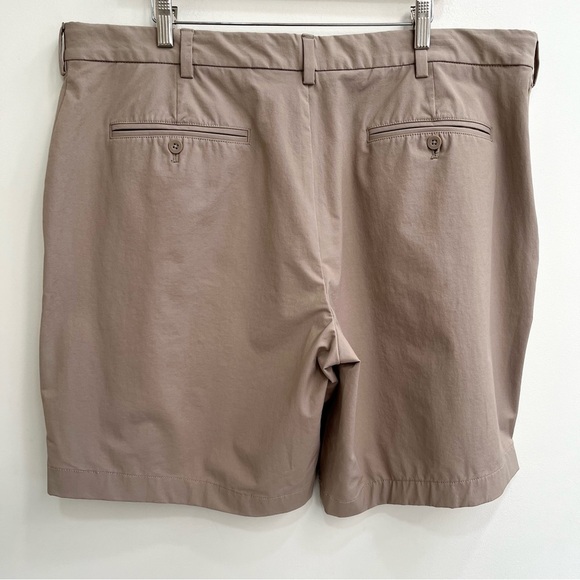 Vineyard Vines 9” On the Go Men's Shorts in Khaki Golf Performance Active 42B - Picture 2 of 7